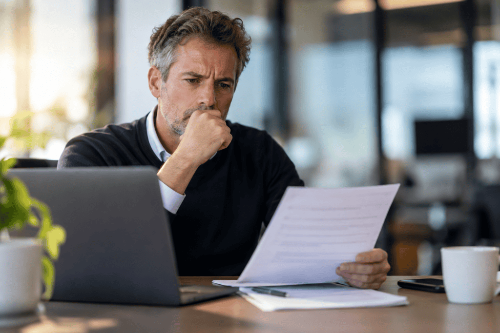 Ondernemer bekijkt kritisch een vragenlijst over cyberbeveiliging
